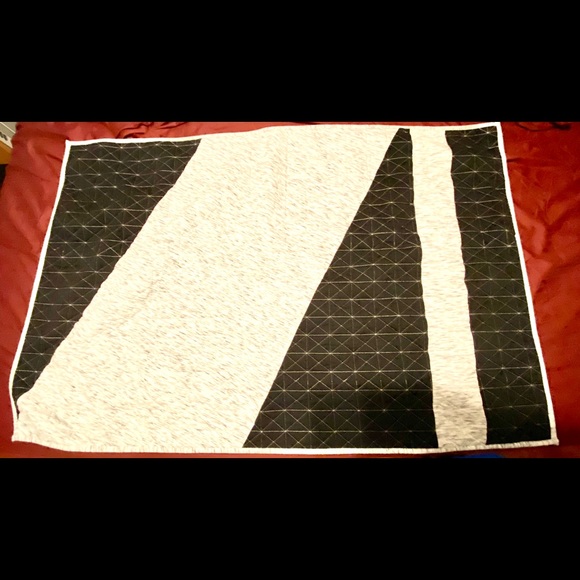 Blk & Wht Quilt - Picture 6 of 7